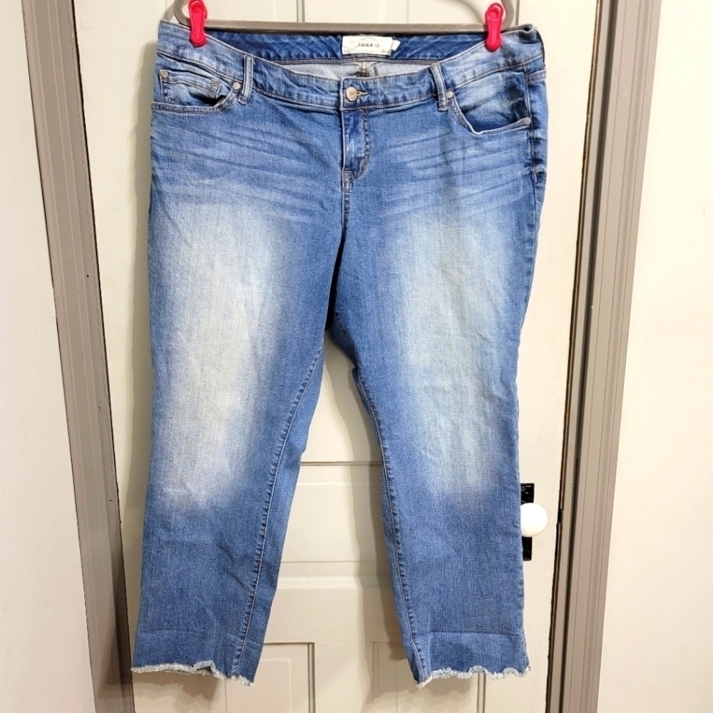 Torrid BOYFRIEND JEANS - Medium WASH FREYED HEM JEANS size 18 - Picture 2 of 6